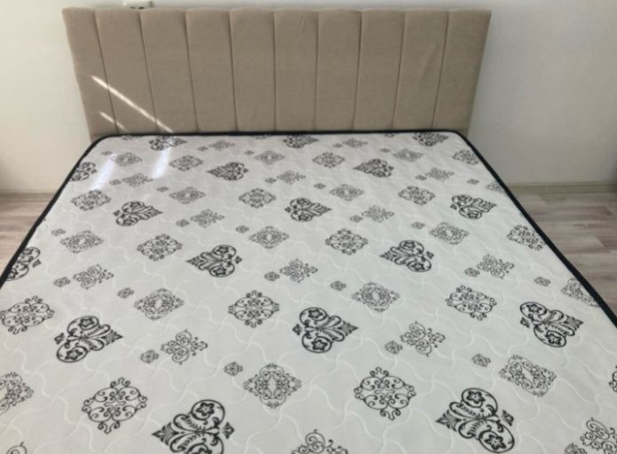 Продам двуспальную кровать вместе с матрасом.