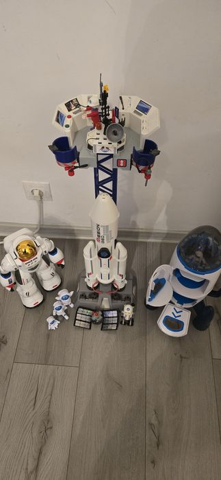 Vand set racheta NASA, robot interactiv Charlie astronautul si racheta