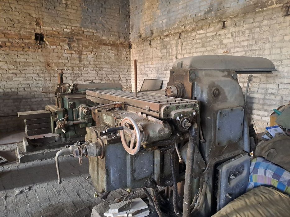 Продаётся фрезерный станок б.у