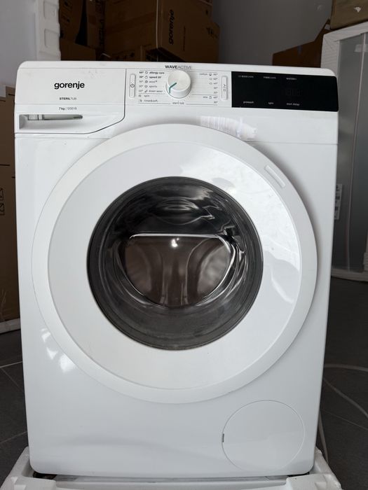 Работеща пералня Gorenje , на която липсват лопатките в барабана