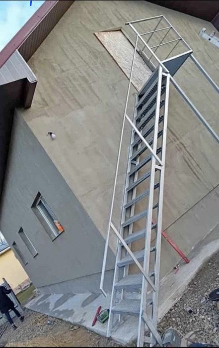 Vând scarii metalice zincate exterioare și pentru incendii , platforme