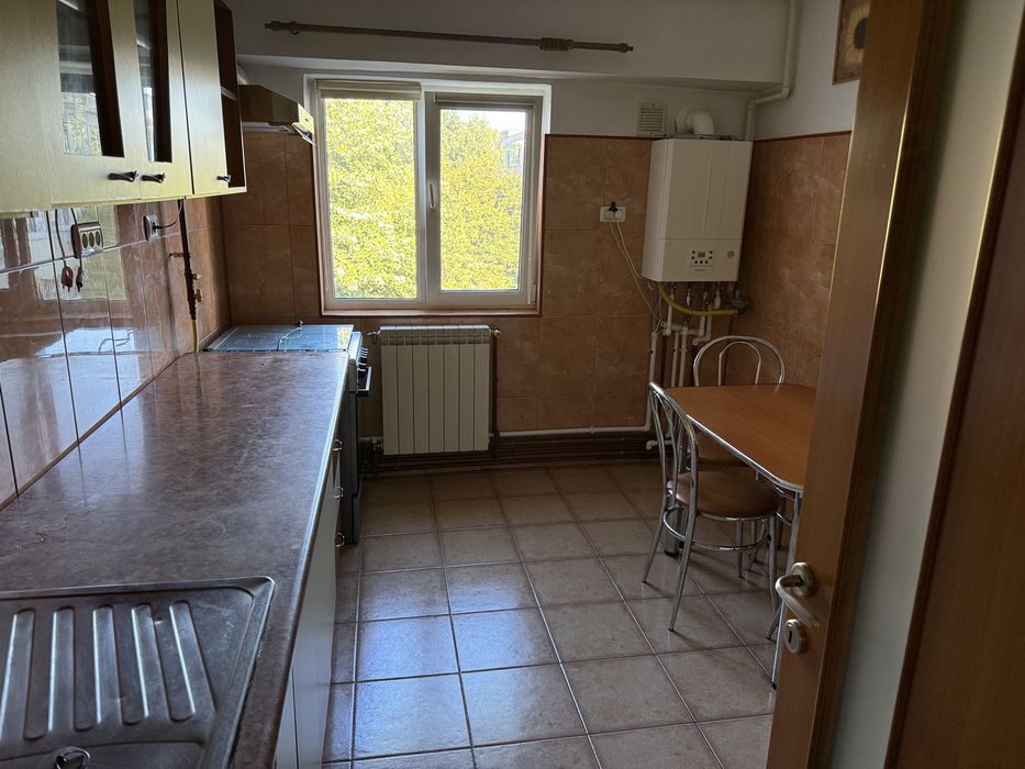 Apartament 3 camere de închiriat