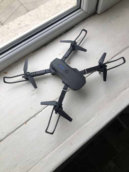 Дрон  модель Е88