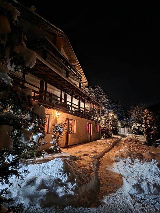 Inchiriez  cabana de 50 de persoane cu piscina  incalzita infinity