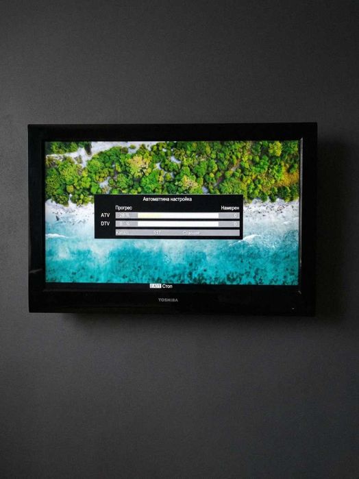 Продавам 32-инчов LCD телевизор Toshiba Regza (модел 32AV833)