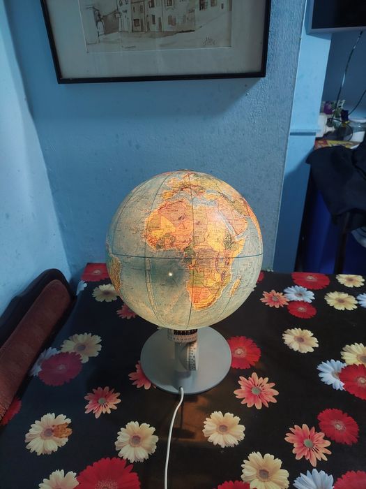 Glob pământesc  cu punct de lumină