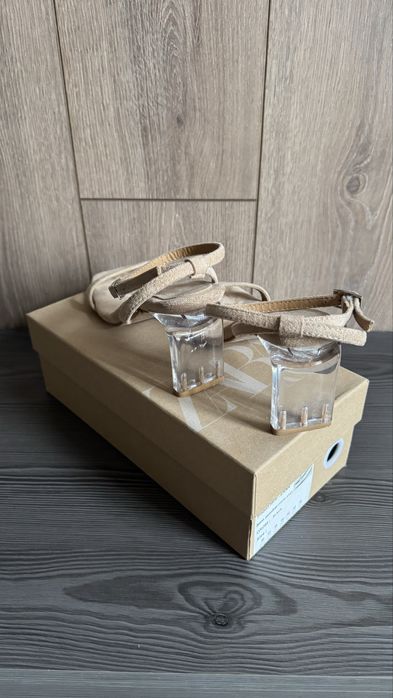 Элегантные бежевые босоножки на прозрачном каблуке