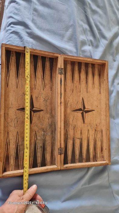 стара дървена кутия-дъска за шах и табла