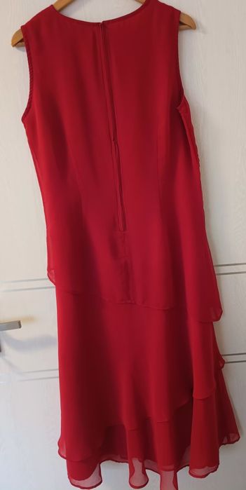 Rochie elegantă cu volane asimetrice
