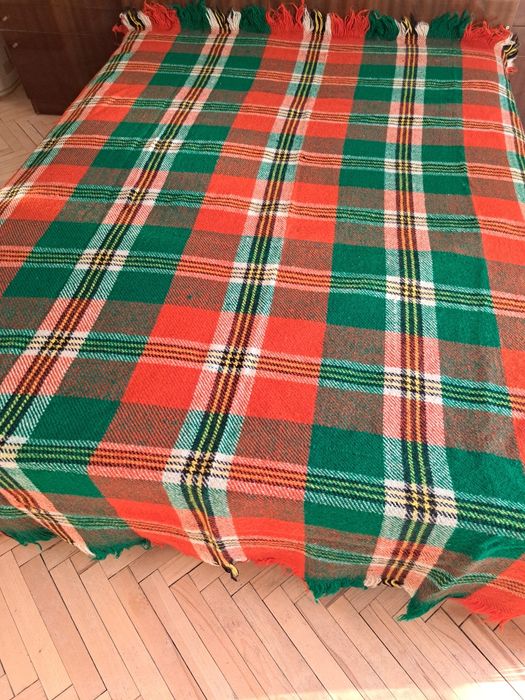 Продава губери чиста вълна 2 бр. бял212/194 -200  лв.   червен190/145