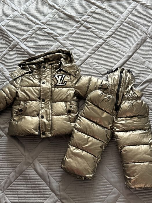 Продам детскую верхнию одежду