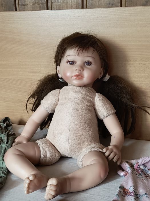 Реалистична кукла с меко тяло и силиконови ,меки крайници и глава.
Раз