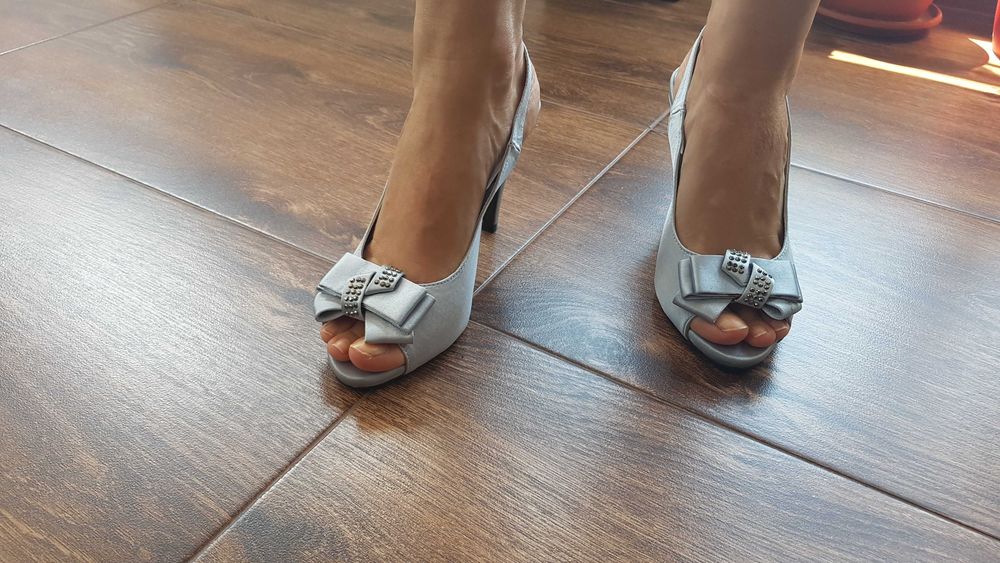 Нови! Елегантни сребристи обувки с панделка. Размер 37