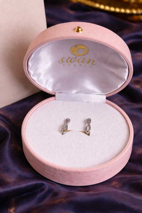оригинални сребърни обеци нови с цирконии SWAN pearls с чанта и кутия