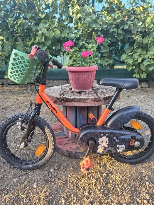 Bicicleta btwin  pentru vârsta 4,5ani  avem și rotile ajutătoare