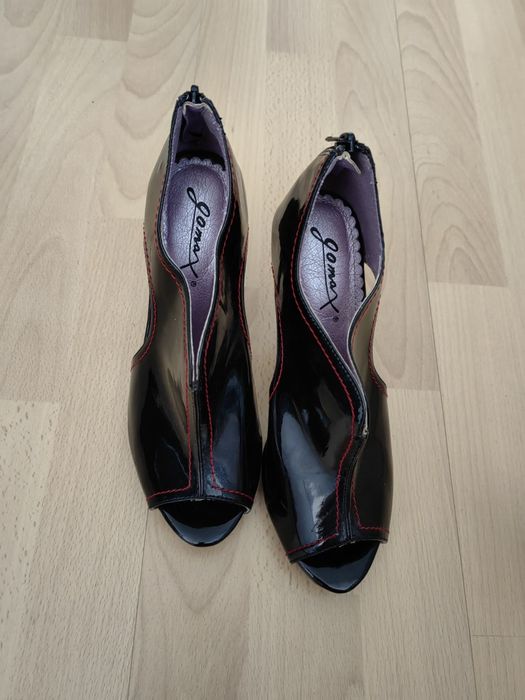 Различни модели обувки на висок ток