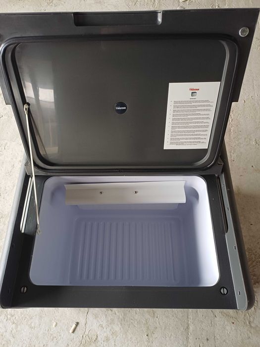 Vând mini frigider pe gaz si curent