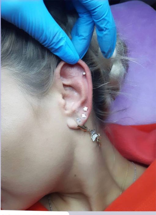 Квалифицированный стилист и Прокалывание ушей.