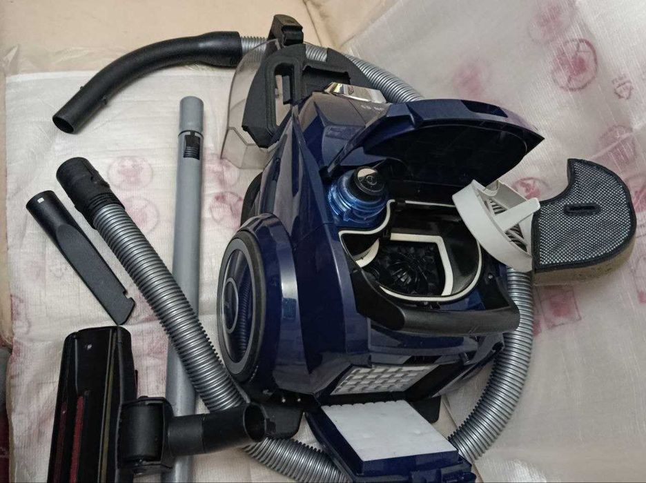 Пылесос Bosch 2200 W.Контейнер пылесборник.Отличный.Гарантия.