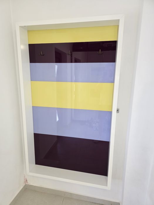 Cuier cu sticla colorata
