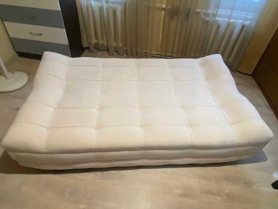 Диван бежевого цвета