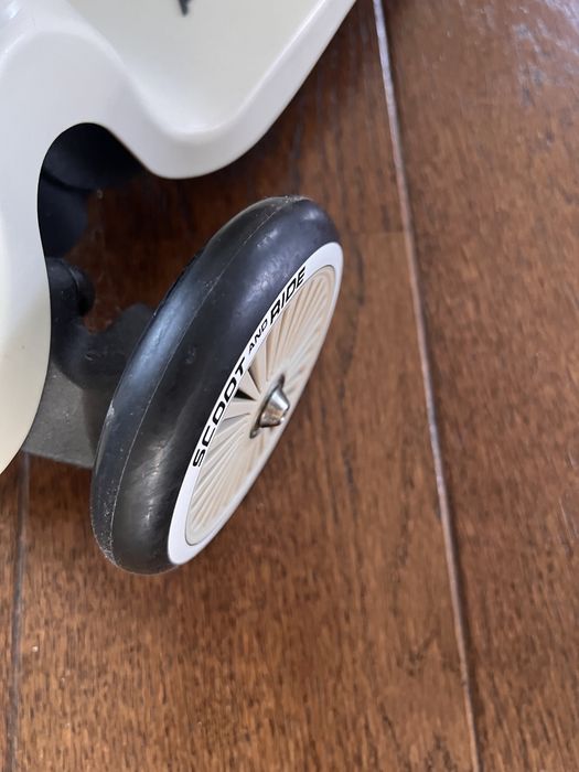 Trotineta ca noua Scoot and ride