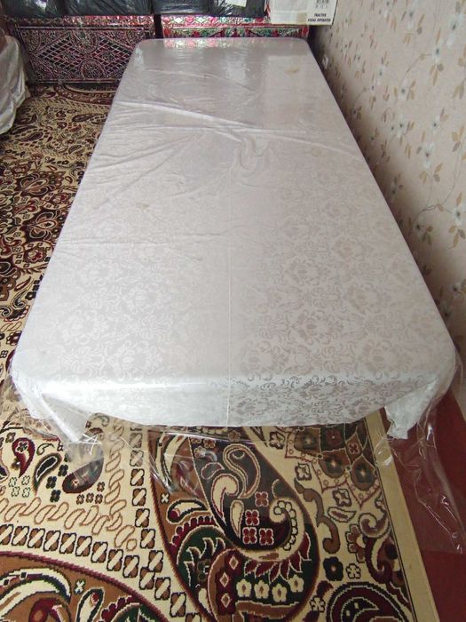 Большой красивый уютный стол для вашей гостиной