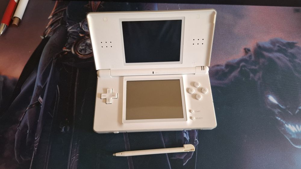 Nintendo DS Lite + stilus + зарядно
