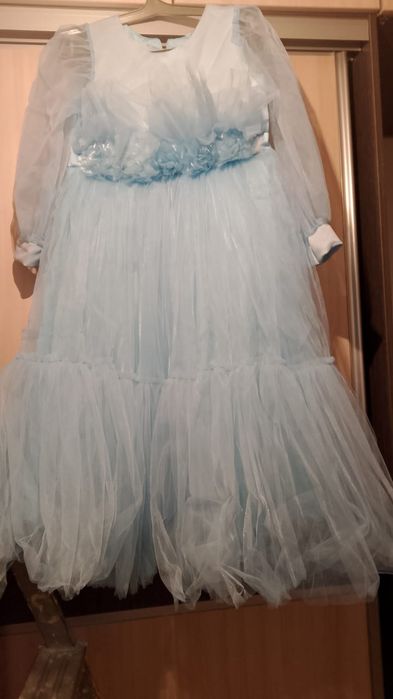 Қыз балаға көйлек сатылады