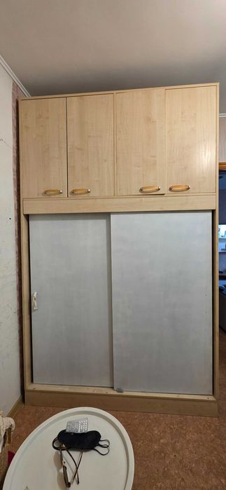 Продается шкаф и стол