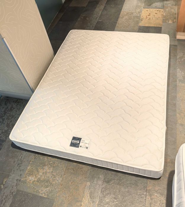 Saltele hoteliere Simmons Deluxe cu urme decente de folosire