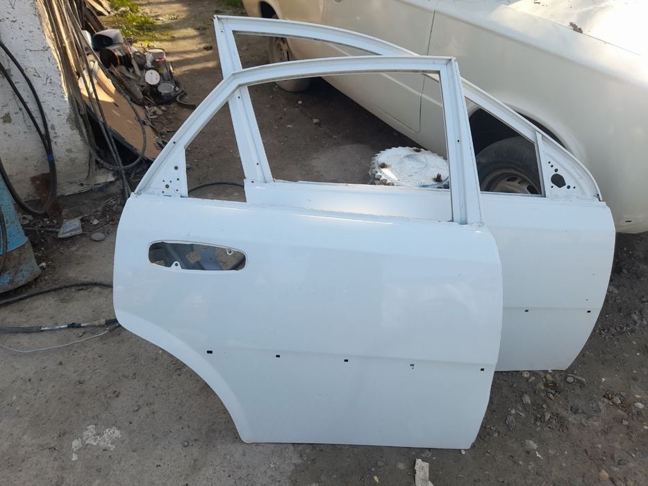 Jentra oldi orqa pasajer tamon