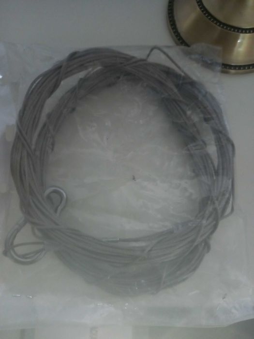 Тонкий железный трос