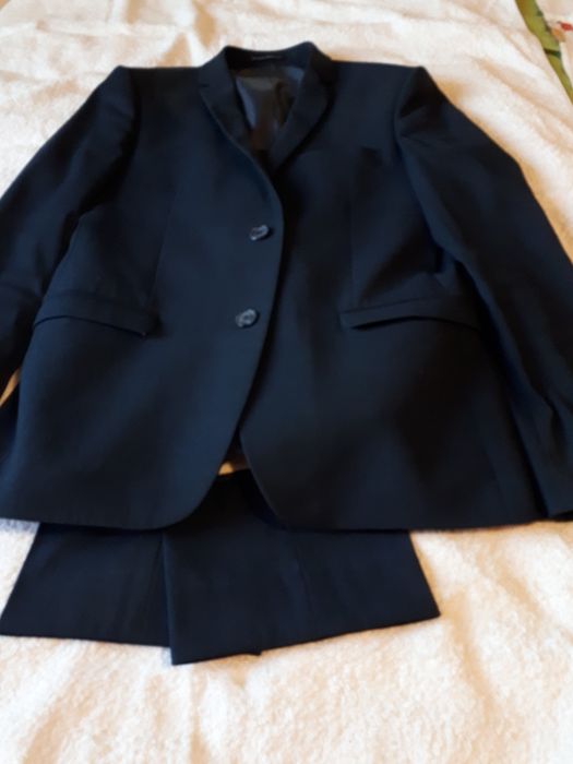 Продаю темно синий костюм