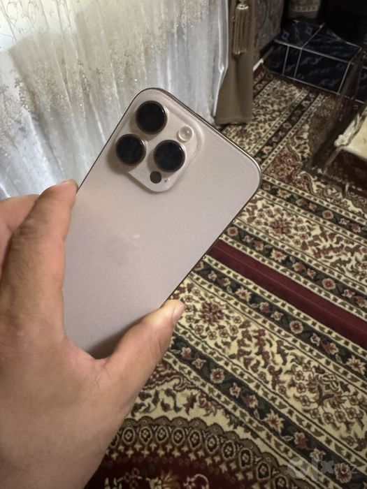iPhone 16 pro max gold titanun