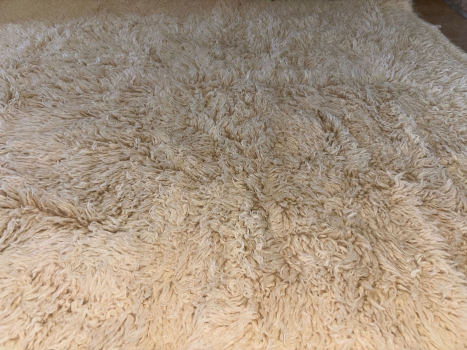 Бял пухкав килим от естествена овча кожа – отлично запазен.
