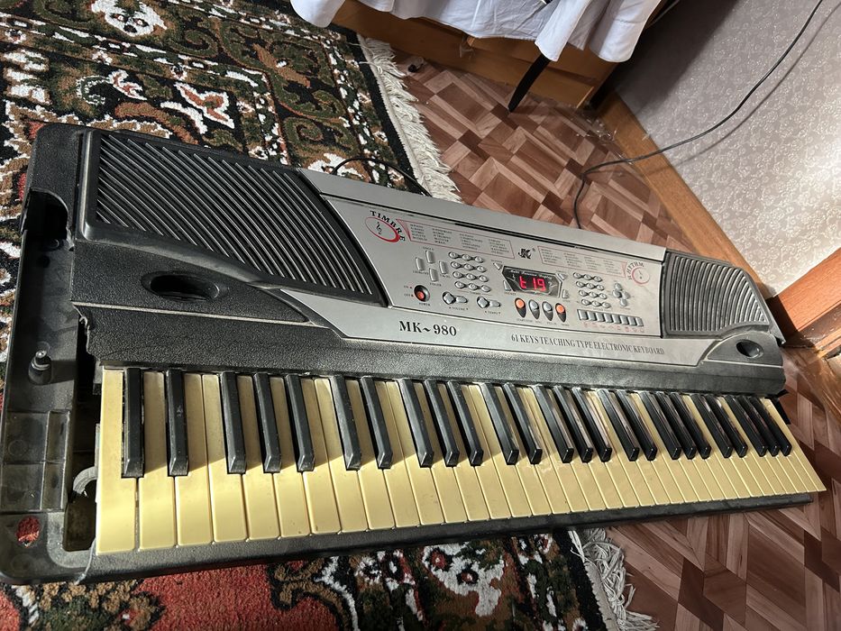 Продам синтезатор