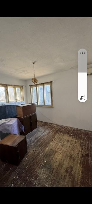 Ъглов УПИ с къща + гараж за автобус, две улици