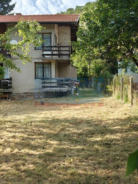 Къща - близнак в с. Боснек 100 м², двор - 288 м²