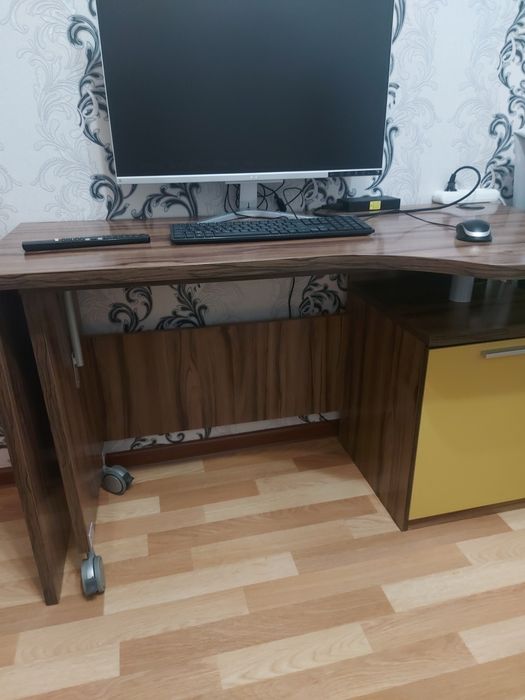 Продам компьютерный стол
