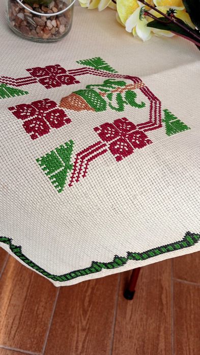 Fata de masa  de peste 40 de ani Handmade creată cu mâna
