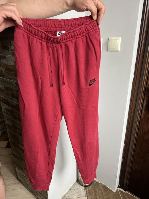Червено долнище Nike