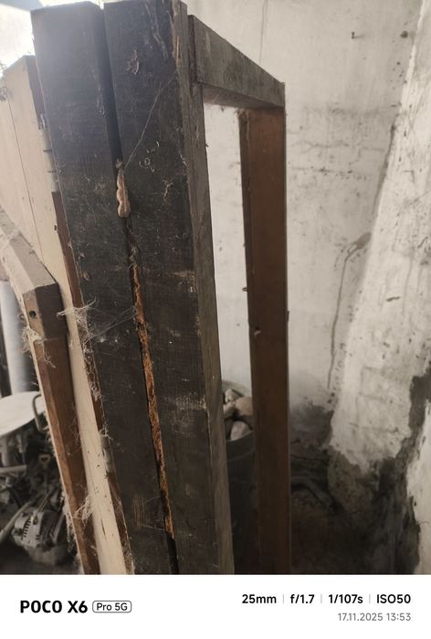 Дверь труба и стол тиска