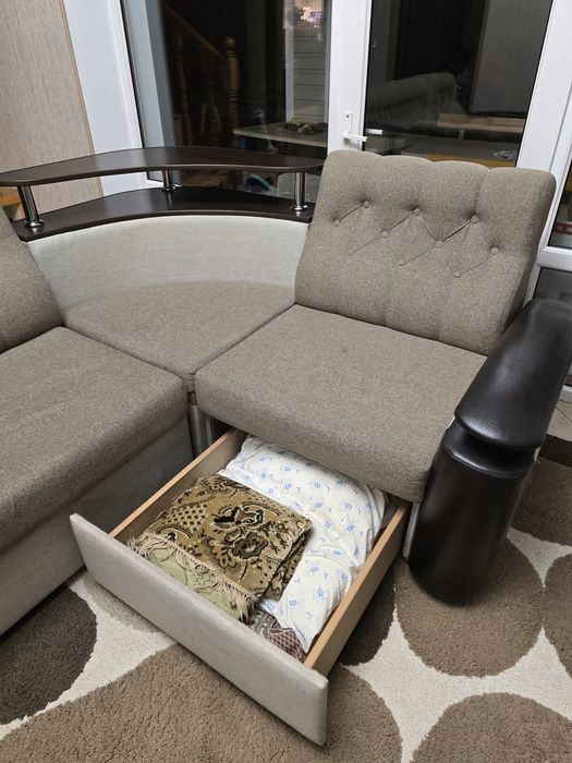 Диван угловой,раскладной.