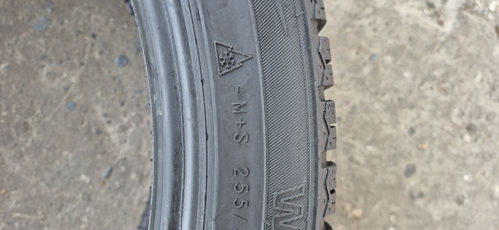 2 anvelope iarna Nokian 255/40/21.Pretul este pe bucata.