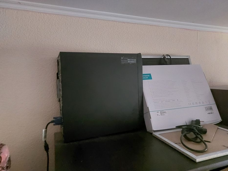 Офисный компьютер вместе с монитором