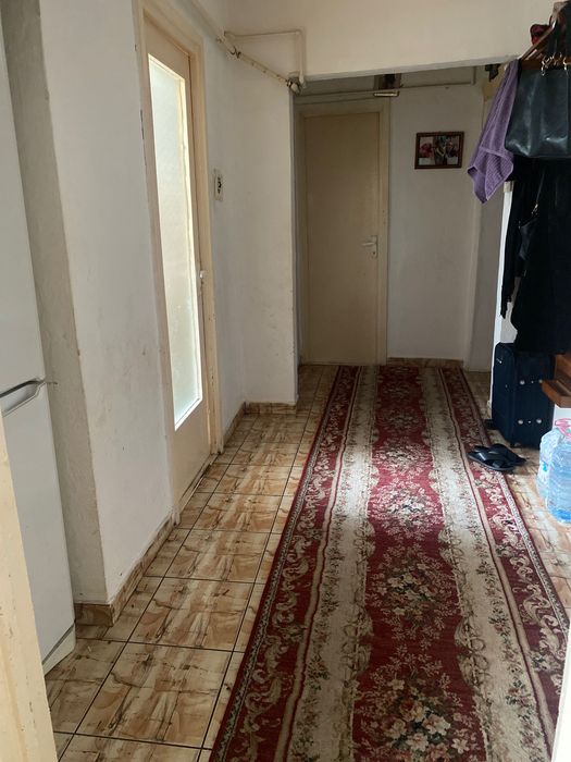 Vând apartament la Bocșa română 3 camere 2 băi balcon apartamentul are o suprafață de 100mp mai multe Detali la telefon