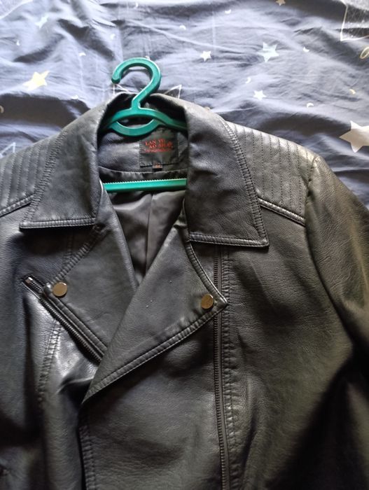 Классная куртка в отличном состоянии,нигде нет изьянов.