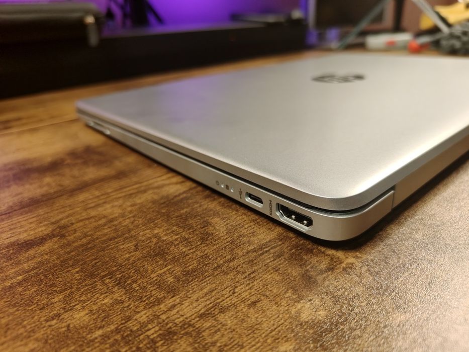 HP Laptop 15s AMD Ryzen 5 5500U Чисто нов