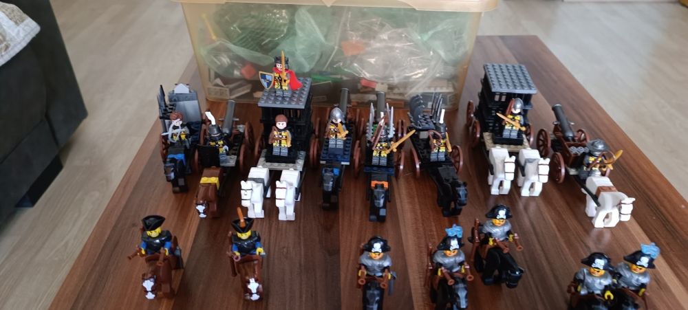 Лот китайско лего над 10 кг и 150  фигурки и екипировка